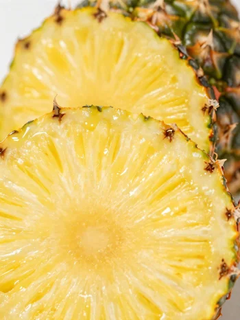 Svježi, narezani ananas na rustikalnom drvenom stolu