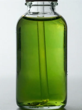 Ulje avokada u maloj boci i zdjelici na svijetloj, neutralnoj pozadini