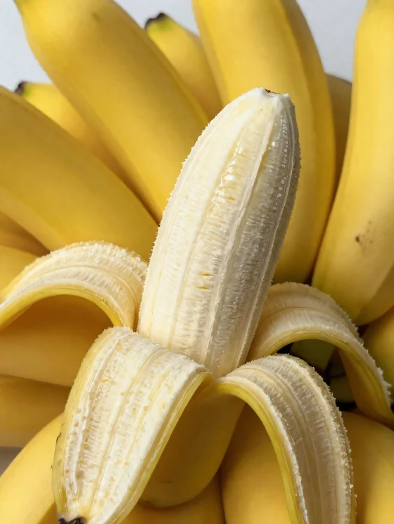 Svježa banana cijela i narezana, u zdjeli i na rustikalnom stolu
