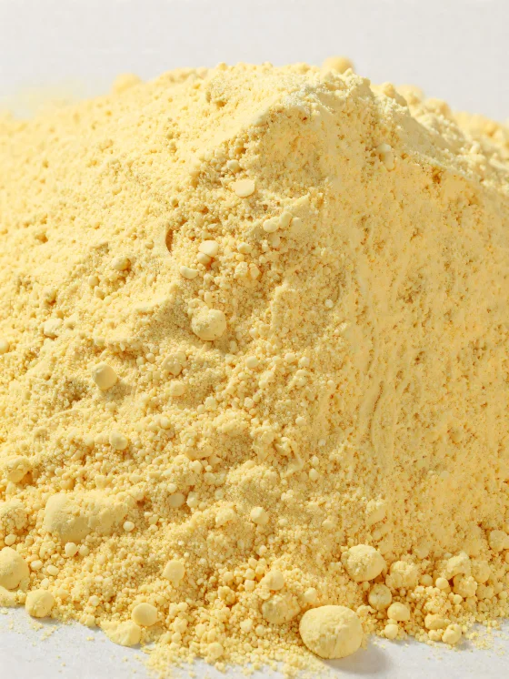 Kukuruzno brašno u keramičkoj zdjeli, žuto brašno u prahu na drvenoj površini