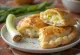 Empanada s vrhnjem i porilukom poslužena