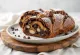 Stollen s tamnom čokoladom na tanjuru