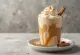 Frappe s cimetom i karamelom u čaši
