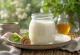 Probiotički kefir s majčinom dušicom poslužen u čaši, sa svježim grančicama majčine dušice