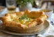Svježi börek sa svježim sirom i porilukom poslužen