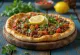 Klasični Lahmacun poslužen sa svježim tijestom i začinjenim mesnim punjenjem