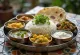 Thali na tamilski način, poslužen s raznovrsnim indijskim jelima na metalnom pladnju: riža, curryji, kruh, chutneye