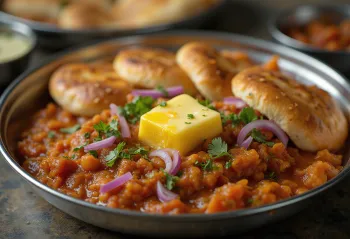 Pav Bhaji s klasičnim povrćem, svježim korijanderom, poslužen s prepečenim pecivom