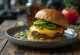 Hamburger s jalapeñom i sirom sa sočnom pljeskavicom i pikantnom jalapeño papričicom