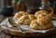 Scones s chia sjemenkama i bananom posluženi