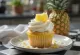 Kokos-ananas cupcakes posluženi na tanjuru