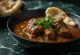Nihari s govedinom, kuhan u bogatom začinjenom umaku, ukrašen svježim korijanderom