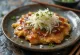 Okonomiyaki s umakom od soje serviran, s okonomiyaki umakom i bonito pahuljicama