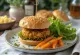 Prebiotički povrtni burger poslužen sa svježim povrćem i u pecivu od cjelovitog zrna