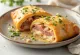 Svježe pečeni calzone s vrhnjem i šunkom