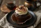 Cupcakes s kavom i mascarpone kremom na stolu