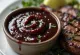 BBQ umak od crvenog vina s ružmarinom serviran