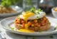Bunny chow s jajima, poslužen s mješavinom rajčice i povrća i pečenim jajetom