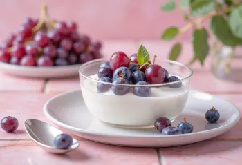 Probiotički kefir od crnog grožđa ukrašen mentom u čaši