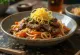 Japchae s govedinom serviran, s rezancima od batata i povrćem