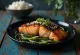 Teriyaki losos poslužen sa sezamom i mladim lukom