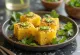Khaman Instant Dhokla poslužena sa začinjenim uljem i korijanderom