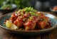 Gochujang galbi, korejska govedina ukrašena mladim lukom i sjemenkama sezama