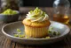 Cupcakes s medom i pistacijama servirani na tanjuru