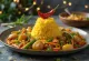 Tumpeng s povrćem, bogata riža s kokosovim mlijekom i svježim povrćem