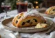 Stollen s punčem i čokoladom narezan na kriške, posut šećerom u prahu