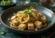 Prebiotički pečeni tofu sa začinjenim porilukom, pečen do zlatnosmeđe boje