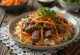 Juneći Bulgogi s mrkvom korejsko jelo posluženo