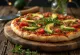 Veganska pizza s avokadom i svježim povrćem