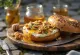Posluženi bagel s orasima i kozjim sirom