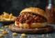 Klasični Sloppy Joe sendvič, s bogatim nadjevom od mljevenog mesa