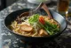Veganski ramen poslužen s tofuom, shiitake gljivama i svježim povrćem