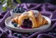 Svježe pečeni američki croissant s borovnicama