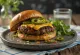 Cajun burger serviran s krumpirićima