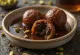 Čokoladni Gulab Jamun, preliven bogatom čokoladom, natopljen sirupom