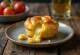 Zlatni yorkshire pudding s otopljenim sirom u sredini