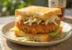 Prerezani Katsu Sando sendvič s debelom pohanom pljeskavicom i kupusom