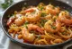 Fideuà amb Gambes, posluženo s kozicama i bogatim umakom od rajčice, španjolsko jelo