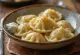 Ruski pelmeni s govedinom posluženi s kiselim vrhnjem