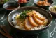 Katsudon punjen Takana-zuke kiselim listovima gorušice, na tanjuru