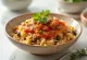 Koshari sa začinjenim maslinovim uljem, egipatsko jelo od riže, leće i makarona, s bogatim začinjenim maslinovim uljem i umakom od rajčice
