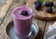Smoothie od kupina i mente u čaši, ukrašen svježom mentom i kupinama