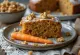 Veganska torta od mrkve poslužena s orasima i šećerom u prahu