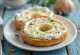 Bagel s češnjakom i krem sirom, ukrašen svježim peršinom