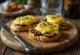 Welsh rarebit s gljivama poslužen, u umaku od sira, na tostu, s komadićima svježih gljiva