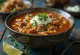 Pozole s chorizom, posluženo s bogatim kukuruzom i začinjenim chorizom